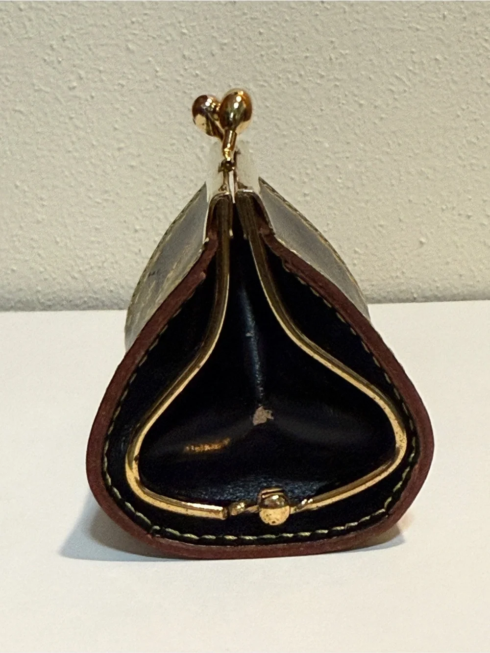 Vintage Fleur de Lis Kiss-Lock Coin Purse in Black and Gold Made in Italy